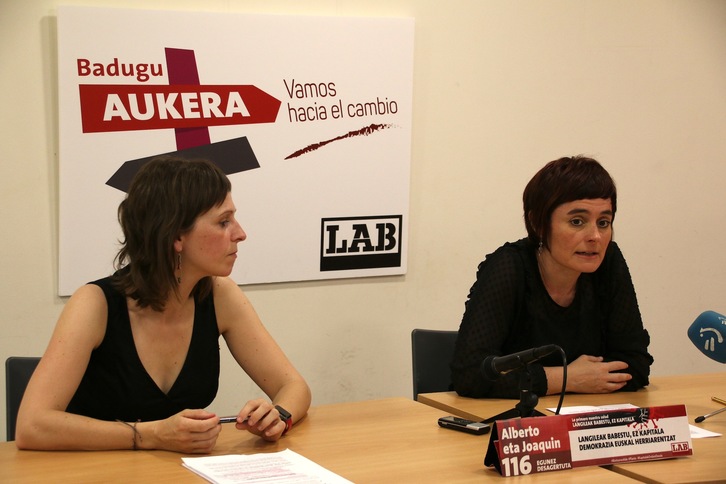 Edurne Larrañaga y Garbiñe Aranburu durante la rueda de prensa. (NAIZ)