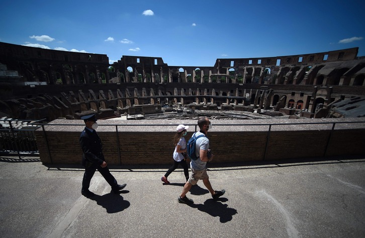 Dos visitantes, seguidos por un miembro de la seguridad del monumento. (Filippo MONTEFORTE / AFP)