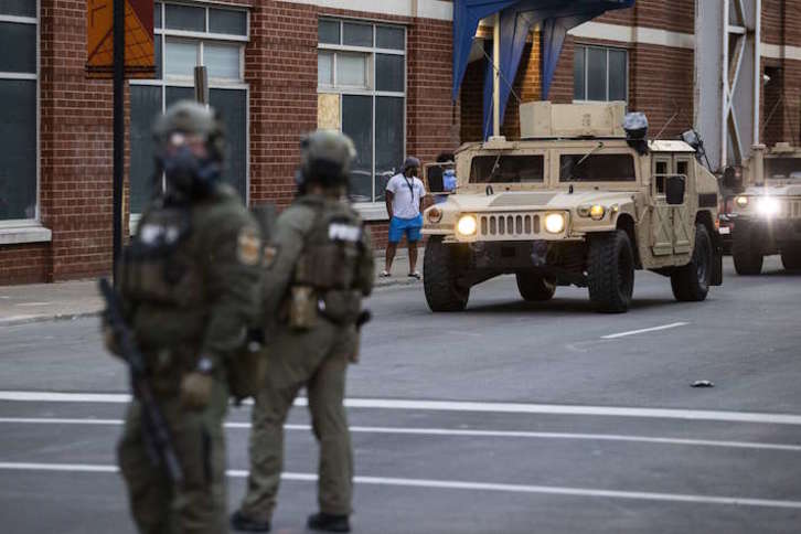 Efectivos de la Guardia Nacional avanzan en Louisville, Kentucky, donde una persona murió de disparos durante las protestas. (Brett CARLSEN/AFP) 