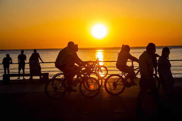 Paseo con bicicletas al anochecer en Gorliz. (Luis JAUREGIALTZO | FOKU)