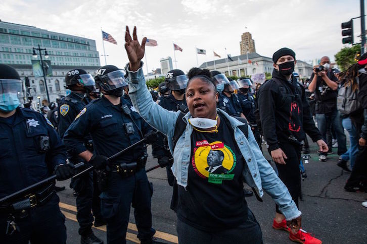 Protestas ante la Policía en San Francisco (California). (Philippe PACHECO | AFP)