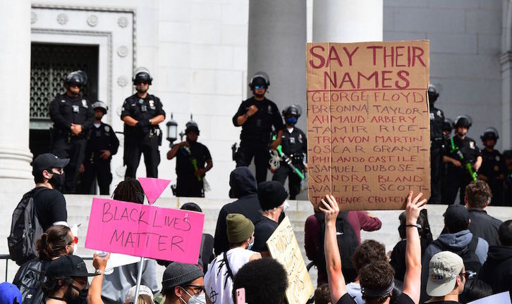 Protesta ante el Ayuntamiento de Los Ángeles. (Frederic J. BROWN / AFP) 