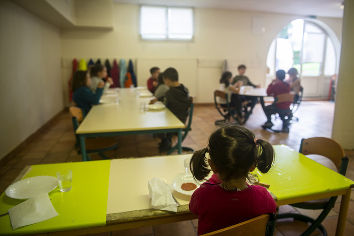 Niñas y niños en la ikastola de Azkaine, adaptada ya a la nueva situación. (Guillaume FAUVEAU | AFP)