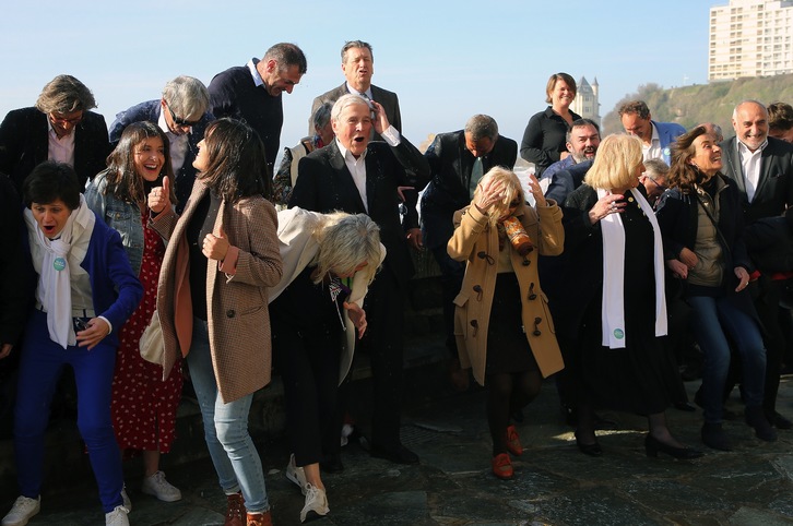 La candidatura de Michel Veunac ya se estrenó mal el 22 de febrero, cuando una ola zafó el posado de sus integrantes. (Bob EDME)