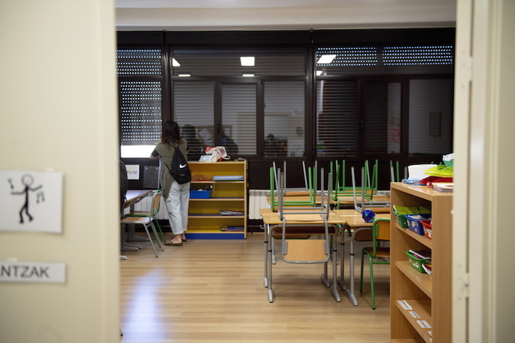 Una aula vacía de en la escuela pública de Bastida. (Raúl BOGAJO/FOKU)