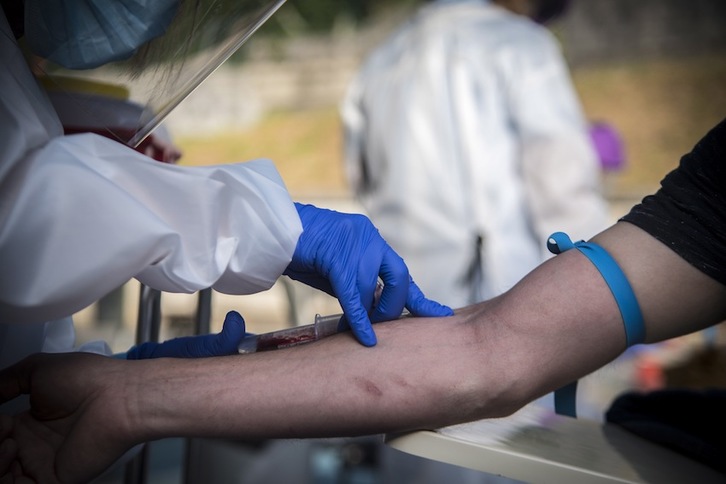Una profesional sanitaria del ambulatorio de Zarautz toma una muestra para el test PCR. (Gorka RUBIO / FOKU) 