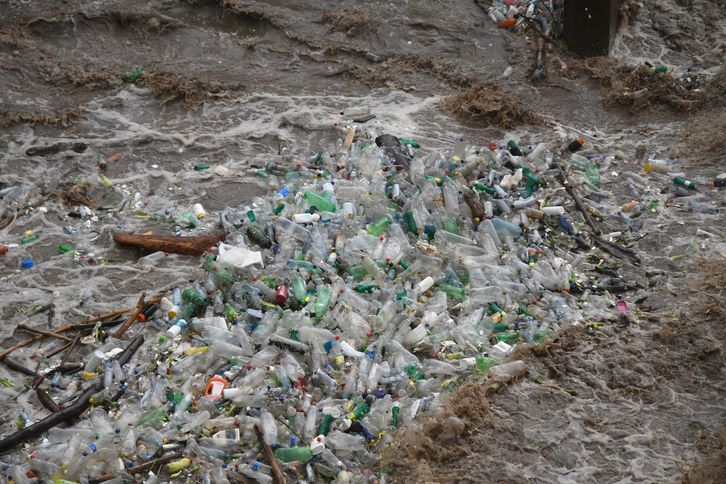 Las botellas de plástico estarán prohibidas en el Estado español a partir de julio de 2021. (Johan ORDONEZ/FOKU)