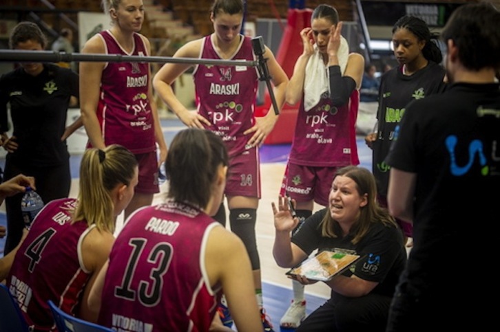 Urieta, en un tiempo muerto con sus jugadoras. (Jaizki FONTANEDA/FOKU)
