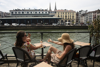 Les bars et restaurants rouvrent depuis ce mardi 2 juin. Les clients sont au rendez-vous. © Guillaume Fauveau