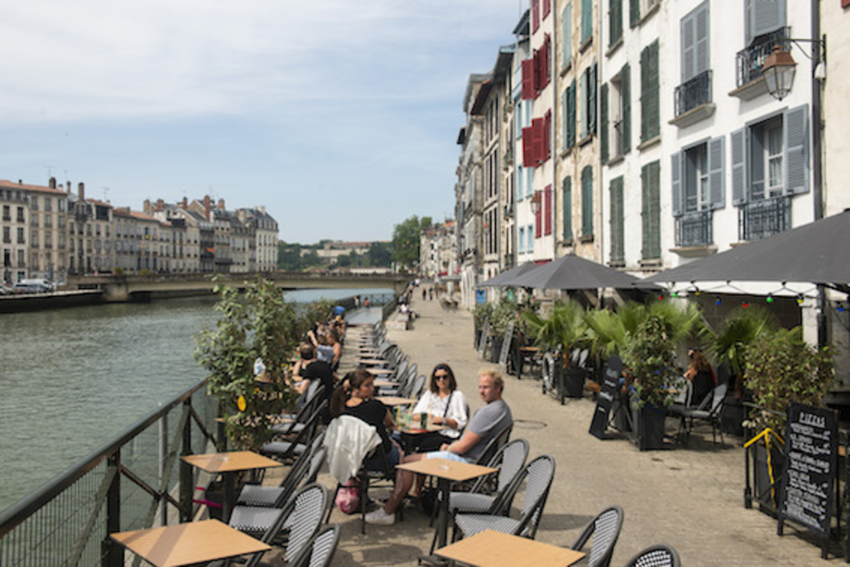 À Bayonne, comme partout ailleurs au Pays Basque Nord, les cafés et les restaurants ont pu rouvrir ce mardi 2 juin. L’occasion de profiter du soleil en terrasse. © Guillaume Fauveau