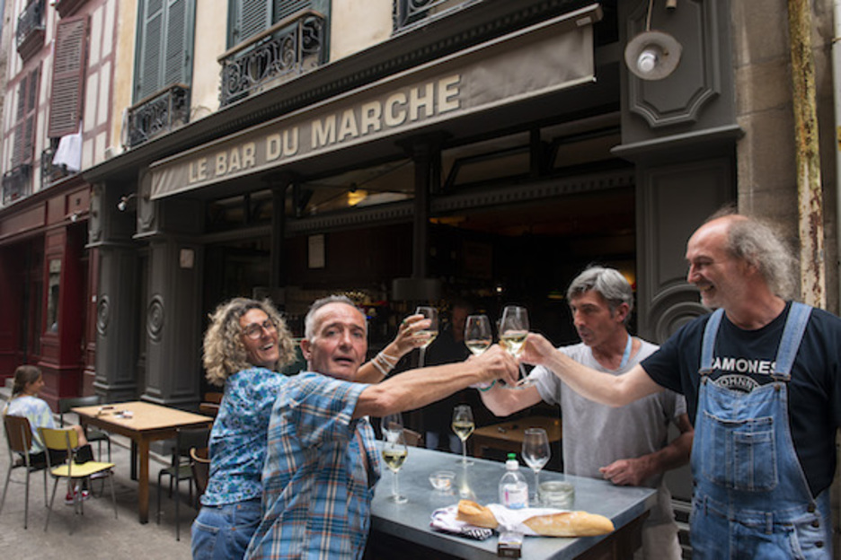 Tout était bon pour porter un toast ! Seule consigne : pas plus de dix personnes par table. © Guillaume Fauveau