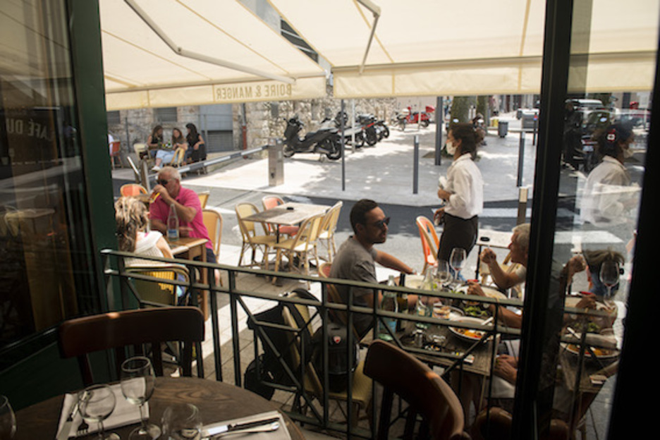 Même si les établissements de restauration peuvent accueillir les clients à l’intérieur, ces derniers ont préféré profiter du beau temps en terrasse. © Guillaume Fauveau