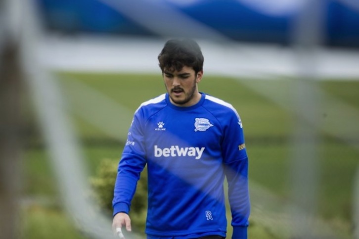 Aritz Castro, en el entrenamiento de ayer. (ALAVÉS)