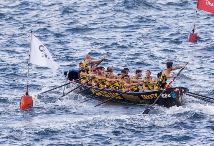 En la imagen, la trainera de Arkote. (Luis JAUREGIALTZO/FOKU)