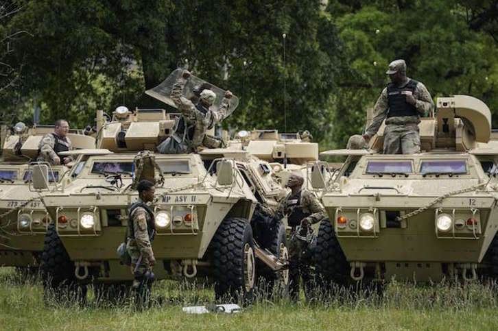 Efectivos de la Guardia Nacional se preparan para dirigirse a Washington DC. (Drew ANGERER/AFP)