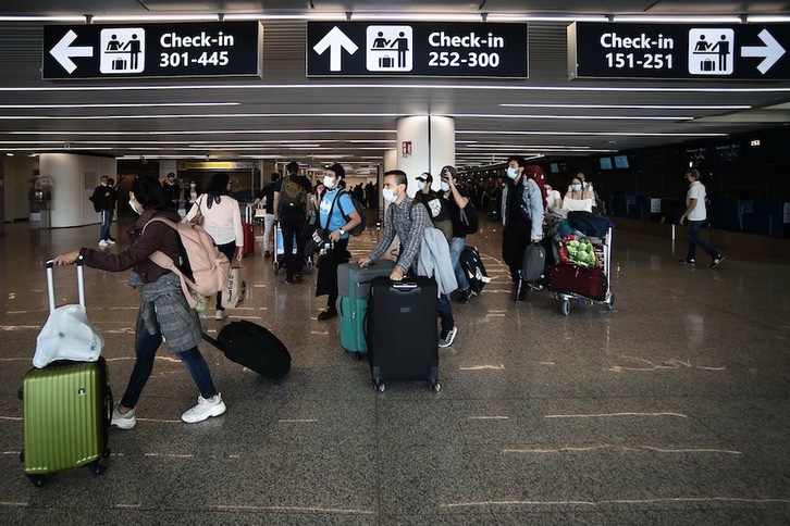 Viajeros en el aeropuerto de Fiumicino, Roma, abierto este miércoles para residentes italianos y turistas europeos. (Filippo MONTEFORTE | AFP)
