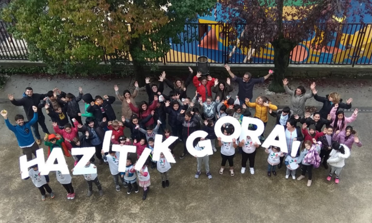‘Hazitik Gora’ zen Bastidan ospatuko zen Euskal Eskola Publikoaren Jaiaren leloa.