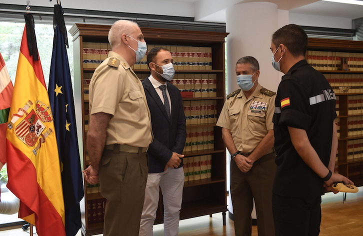 El delegado Itxaso, hoy con representantes de la Armada española. (Raúl BOGAJO | FOKU)