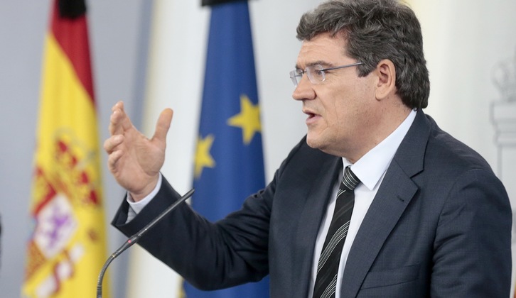 El ministro español Escrivá, durante la presentación del ingreso mínimo de inserción. (J. M. CUADRADO/POOL MONCLOA)