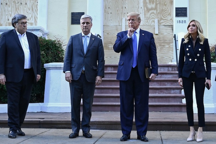 Donald Trump, el martes, ante una iglesia de Washington, con una biblia en la mano. (Brendan SMIALOWSKI | AFP) 