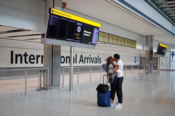 El habitual trasiego del aeropuerto internacional de Heahtrow está bajo mínimos. (Tolga AKMEN / AFP PHOTO)