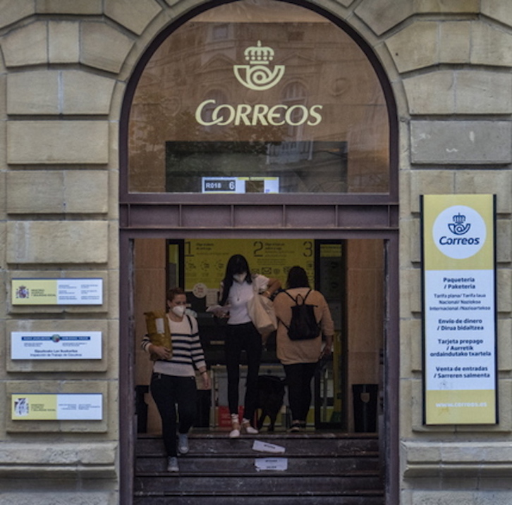 Oficina de Correos en Donostia. (Jon URBE/AFP)