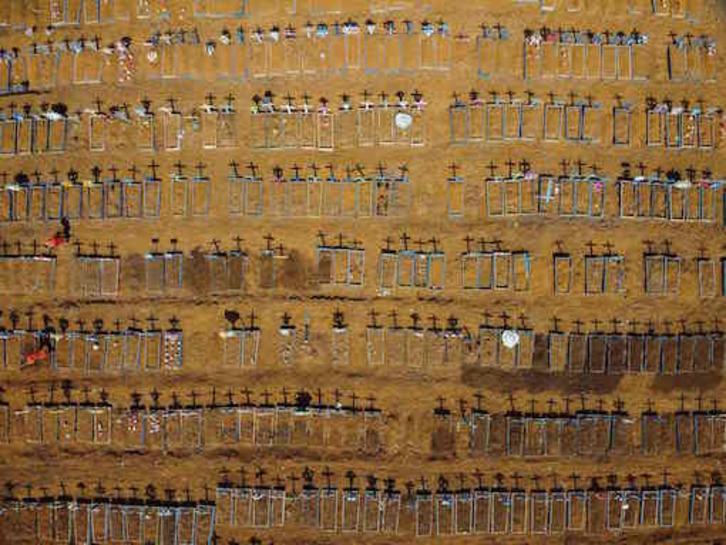 Vista aérea de un cementerio en Manaos. (Michael DANTAS / AFP) 