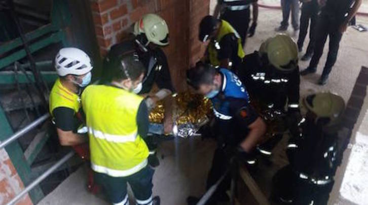 Momento en el que es atendido el trabajador de la construcción accidentado en Iruñea. (BOMBEROS DE NAFARROA)