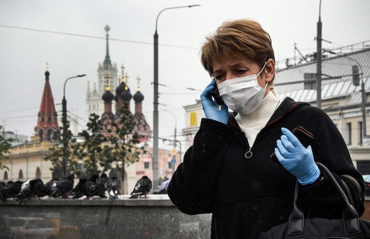 Una mujer habla por teléfono en una calle de Moscú. (Alexander NEMENOV | AFP)