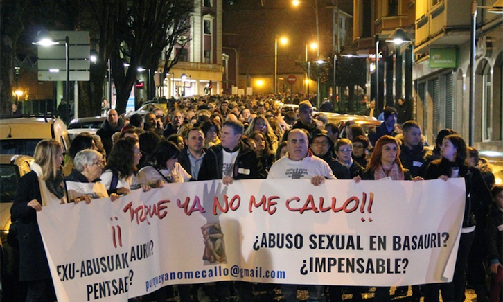 Manifestación contra los abusos a menores en Basauri, uno de los casos impunes recientes en Euskal Herria.