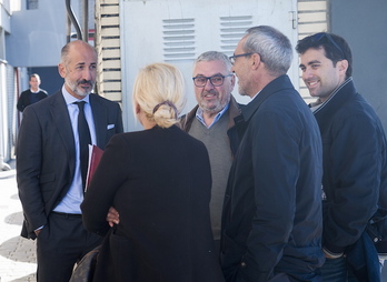 Elizegi hablando con Ercoreca, presidente de la Fundación, y otros directivos. (Luis JAUREGIALTZO / FOKU)