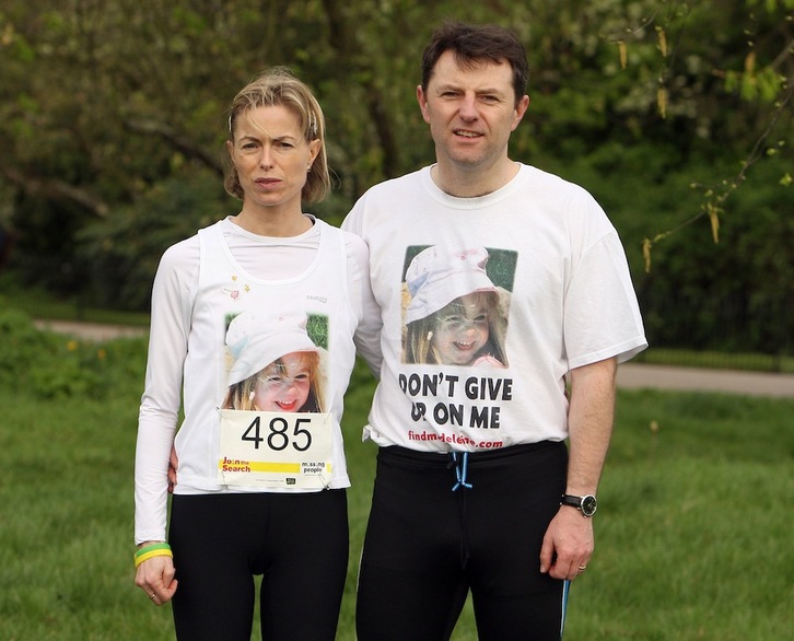 Los padres de Madeleine McCann, con camisetas con el rostro de su hija desaparecida desde el 3 de mayo de 2007. (Dominic LIPINSKI / AFP PHOTO)