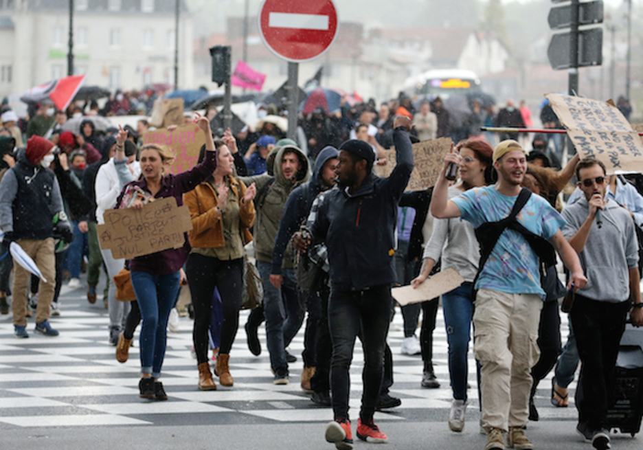 Bortizkeria polizialaren kontra Baionan. ©Bob EDME