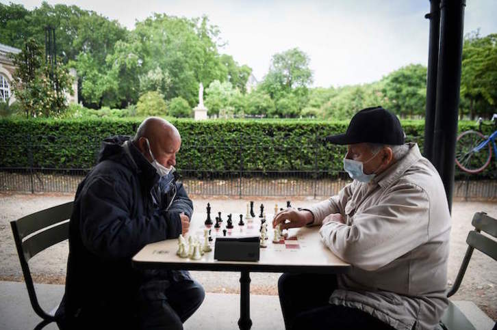 Dos hombres juegan al ajedrez en los jardines de Luxemburgo, en París. (Alain JOCARD/AFP)