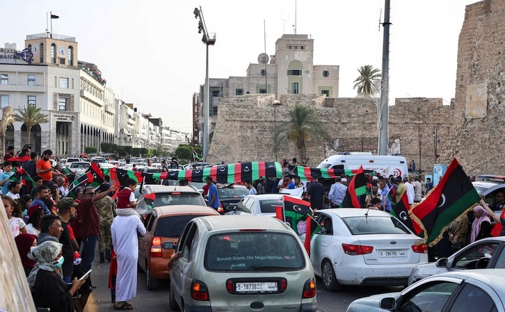 Herritarrak setioaren amaiera txalotzen Tripolin. ( Mahmud TURKIA-AFP)