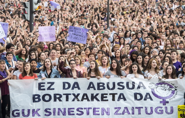 Pancarta con el lema «No es abuso, es violación», en una protesta contra ‘La Manada’ en Bilbo. (Marisol RAMIREZ/FOKU)