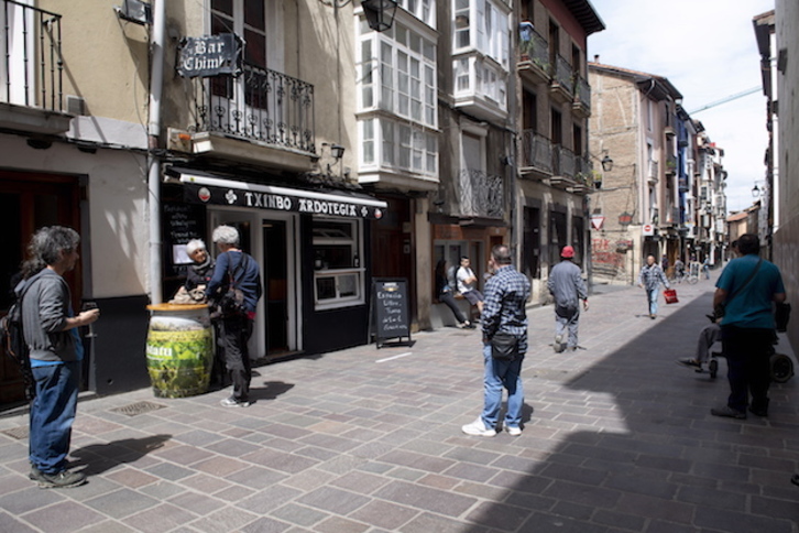 La calle Cuchillería de Gasteiz, durante la desescalada de la pasada primavera. (Raúl BOGAJO / FOKU)