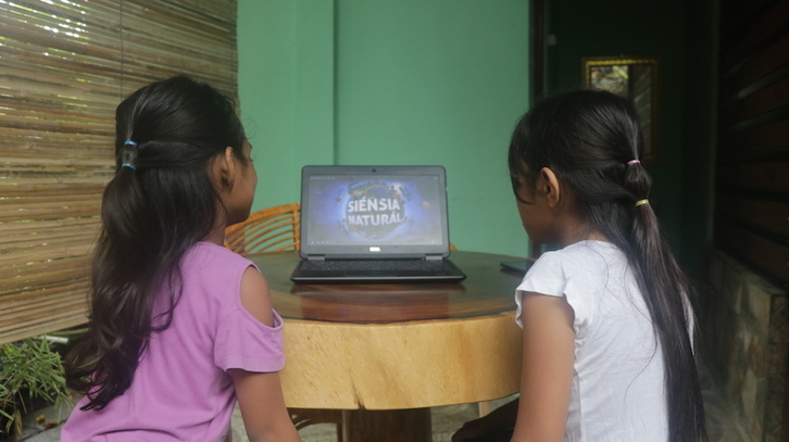 En Timor-Leste, el Gobierno ha puesto en marcha a través de internet, la televisión o la radio el programa de educación a distancia «Eskola ba Uma». (Bernardino SOARES/UNICEF)