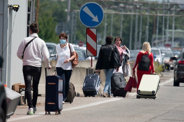 Mujeres cruzando la frontera entre la capital eslovaca, Bratislava, y la ciudad austriaca de Berg. (Joe KLAMAR | AFP)