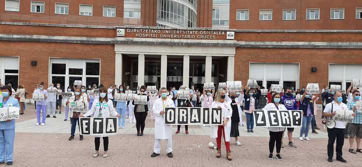Protesta a las puertas del Hospital de Cruces. (@ELAOsakidetza)
