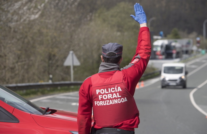 Control de carretera de la Policía Foral. (Jagoba MANTEROLA/FOKU)