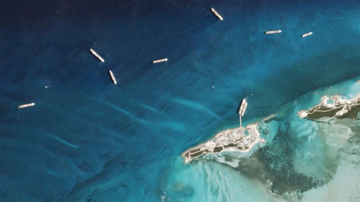 Imagen de satélite de cruceros anclados en Bahamas, algunos de ellos en cuarentena por el coronavirus. (Planet Labs Inc/AFP)