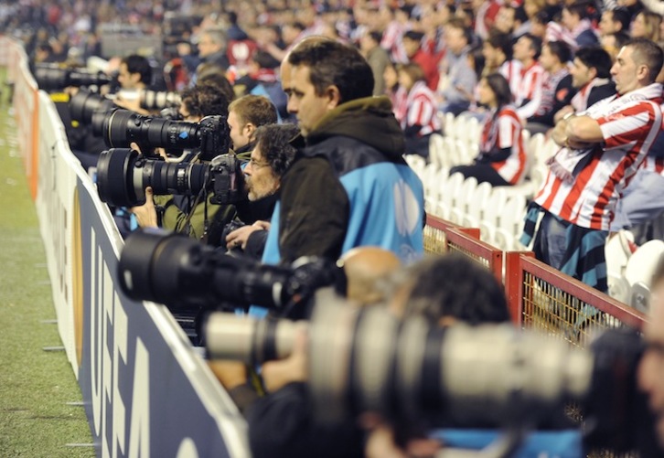 Fotógrafos en un partido del antiguo San Mamés (Luis JAUREGIALTZO / FOKU)
