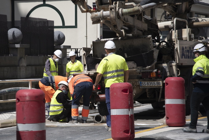 Trabajadores inspeccionan la zona del derrumbamiento, esta tarde.(Gorka RUBIO/FOKU)