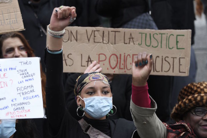Manifestantes en Estrasburgo con un cartel contra el racismo policial. (Frederick FIORIN/AFP)