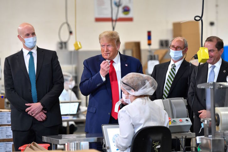 Donald Trump, visitando hoy un laboratorio. (Jonathan KAMM | AFP)