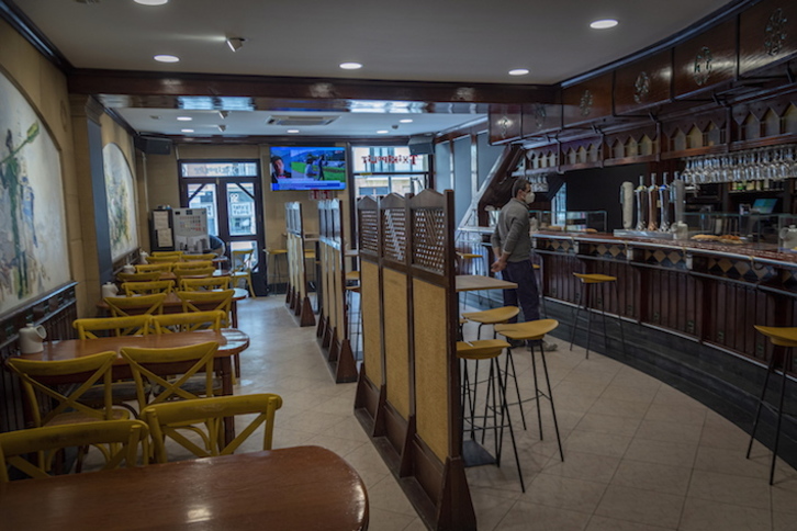 Los bares no tendrán límite de aforo en la CAV desde este lunes. (Gorka RUBIO/FOKU)