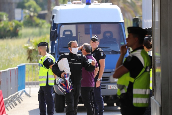 Control de identidad en un paso fronterizo entre Italia y el Estado francés. (Valery HACHE | AFP)