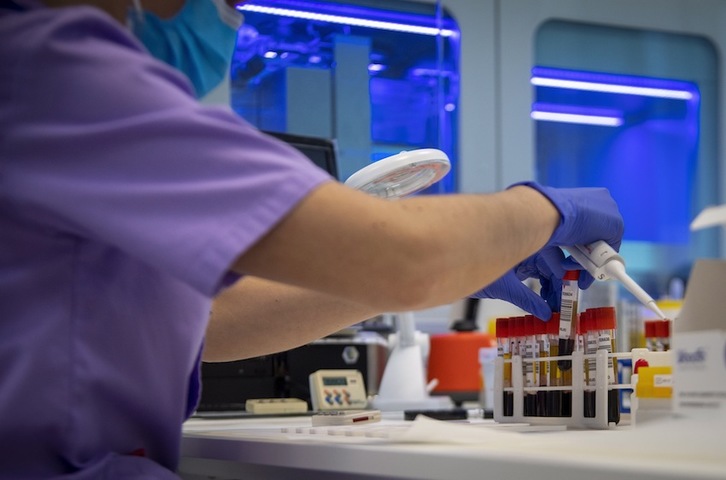 Realizando una prueba serológica de covid-19 en el Hospital de Txagorritxu. (Gorka RUBIO | FOKU)