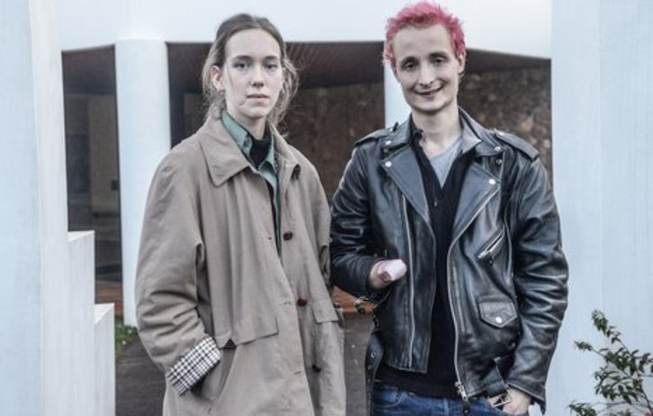 Lola Villabriga, junto a otra víctima de violencia policial, el baionarra Antoine Boudinet. (Guillaume FAUVEAU)